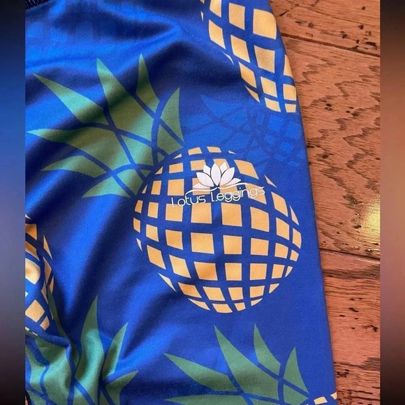 Blue Pineapple lotus leggings‎ size large - Picture 2 of 4